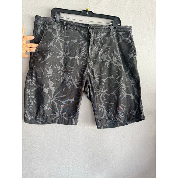 Levi's XX Chino Taper Fit Men's Shorts Gray Floral Print size 36 - Picture 2 of 7